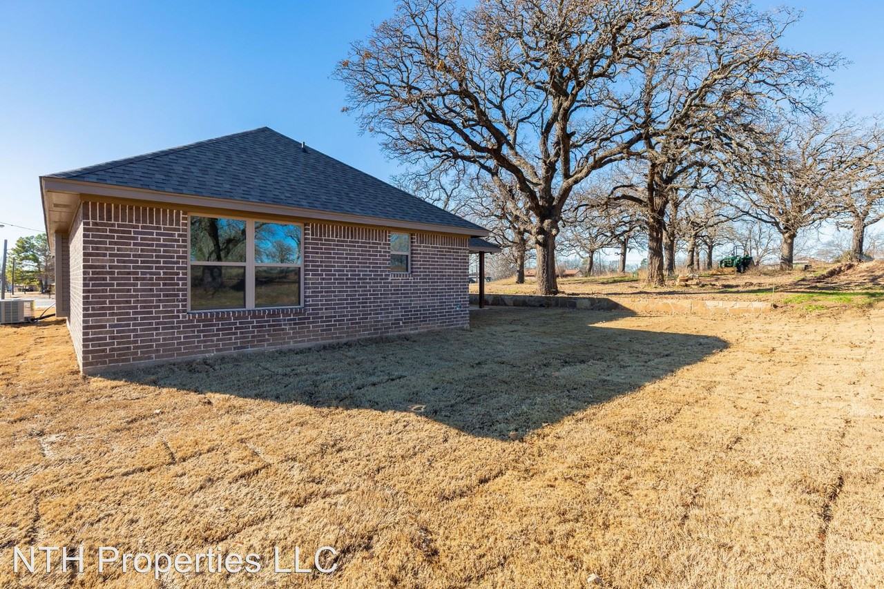 379 E 9th St - Photo 2 of 28