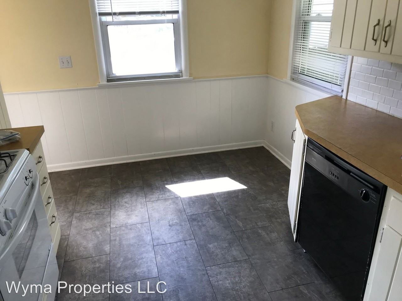 1421 Ball Ave Ne - Photo 3 of 26