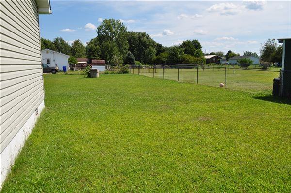 900 Debbie Ln - Photo 2 of 10