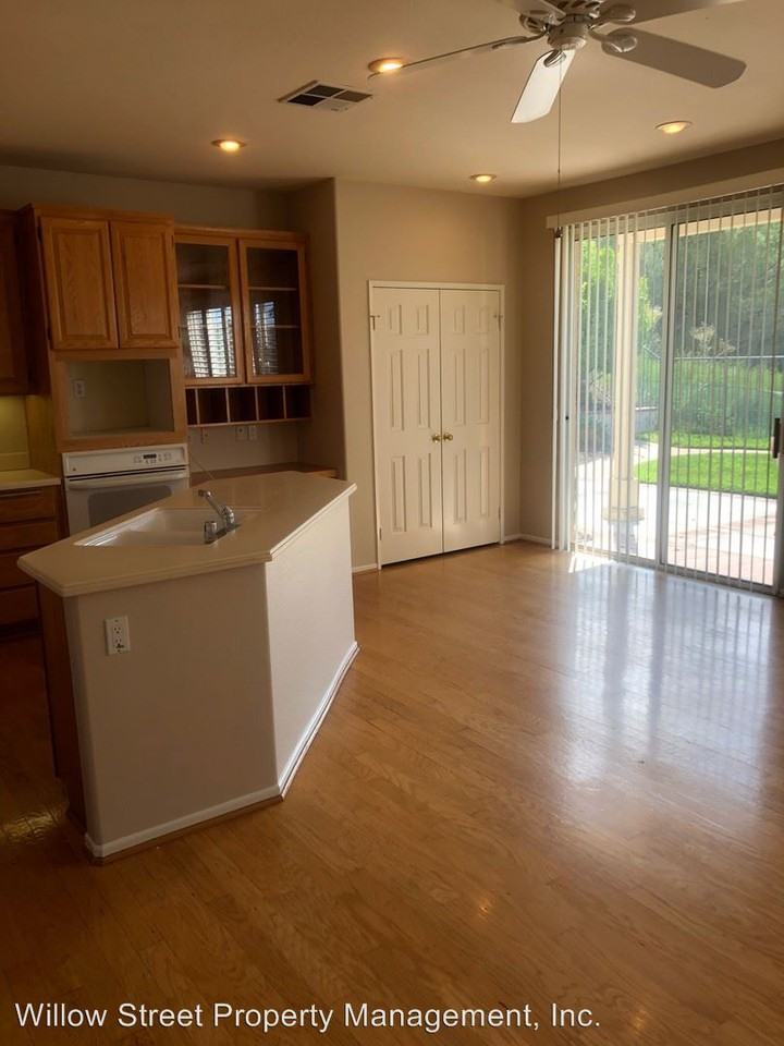 30749 Links Court - Photo 2 of 21