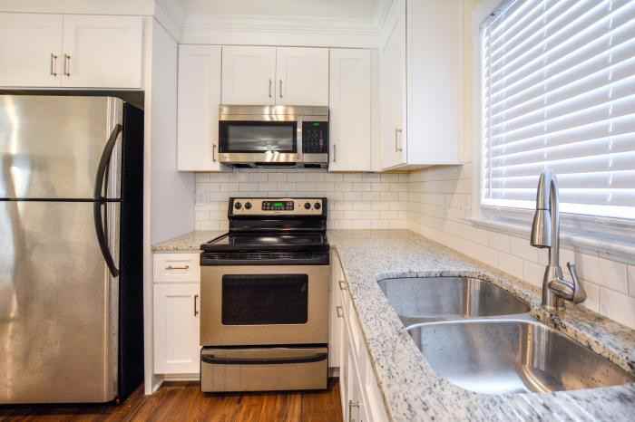 404 Rotherwood Drive - Photo 3 of 23