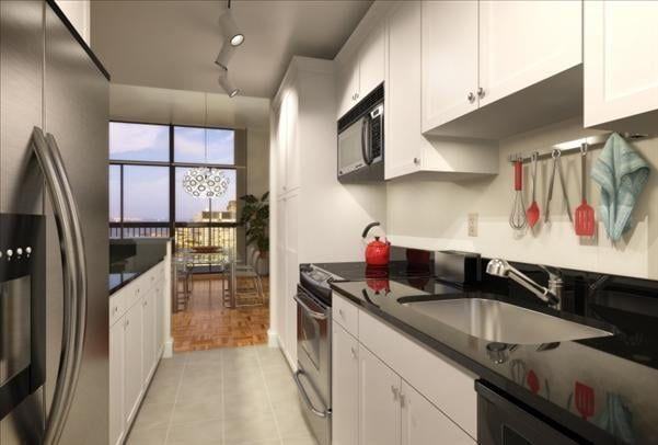 411 Charles St - Photo 2 of 7