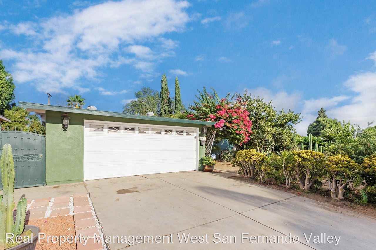 10038 Saloma Ave - Photo 2 of 24