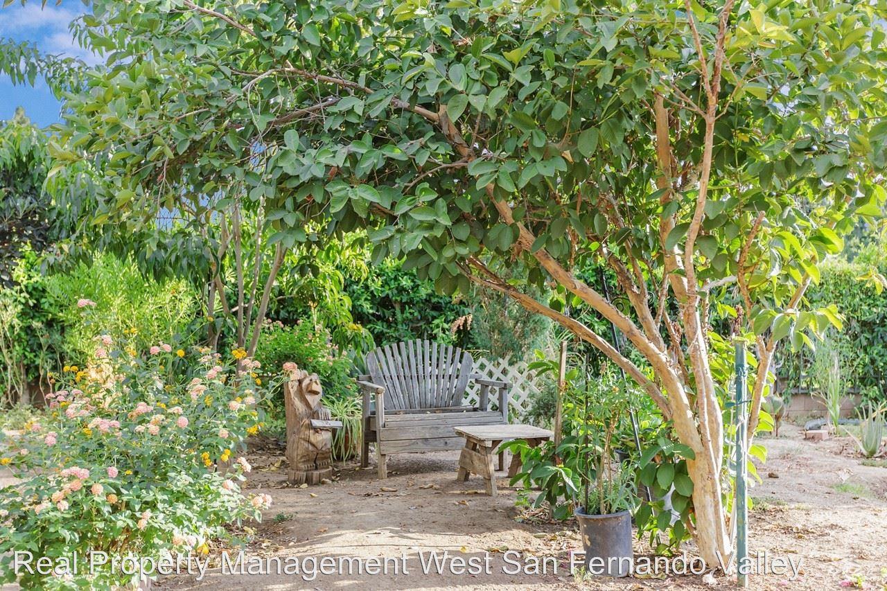 10038 Saloma Ave - Photo 3 of 24