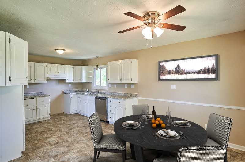 1475 Laurel Dr - Photo 3 of 12