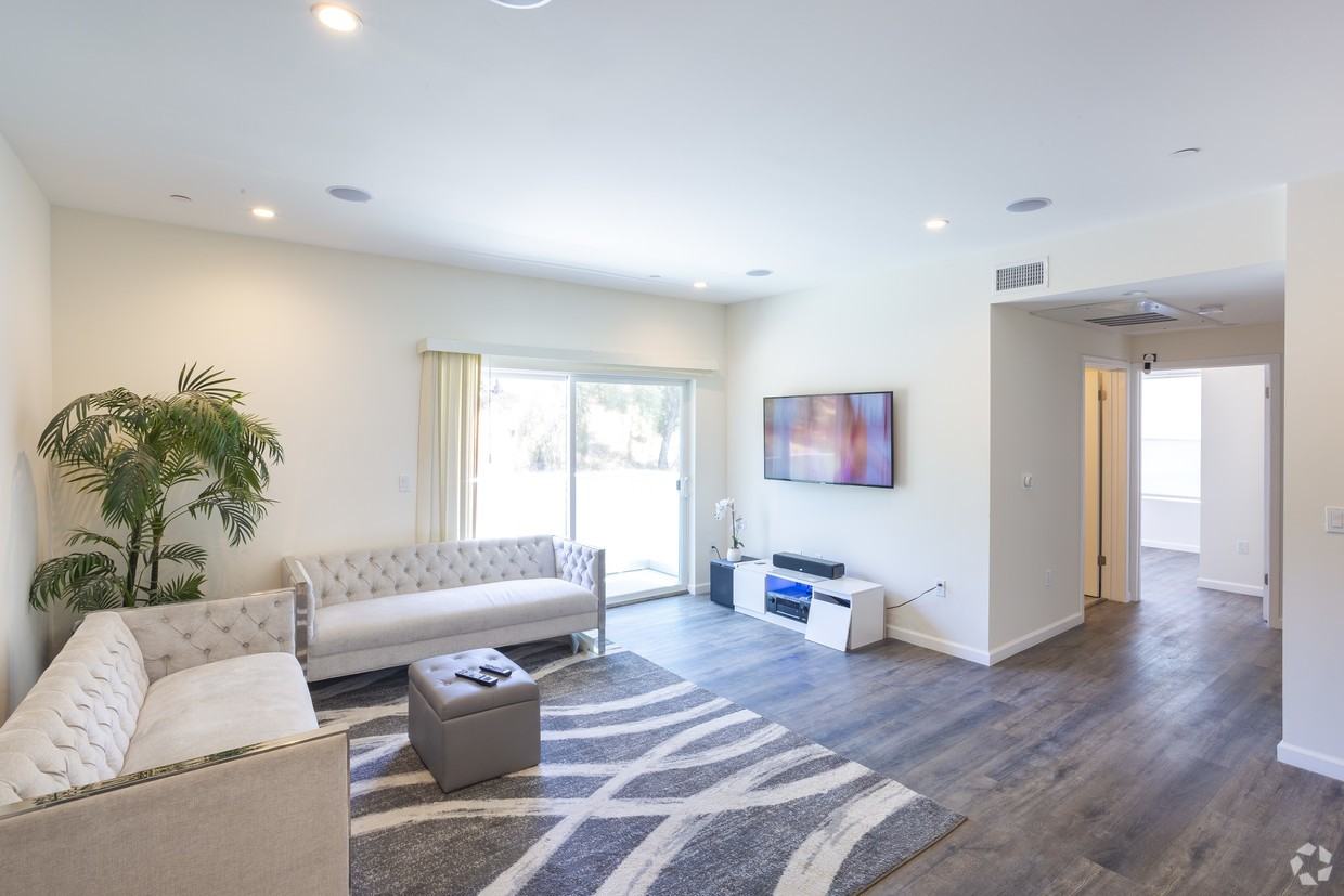 22769 Del Valle Street - Photo 3 of 17