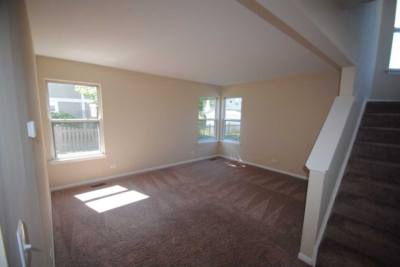 1580 Portsmouth Ct - Photo 3 of 9