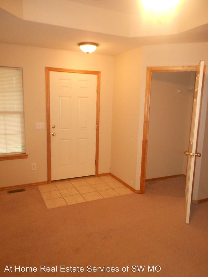 1144 N Northwood - Photo 3 of 10