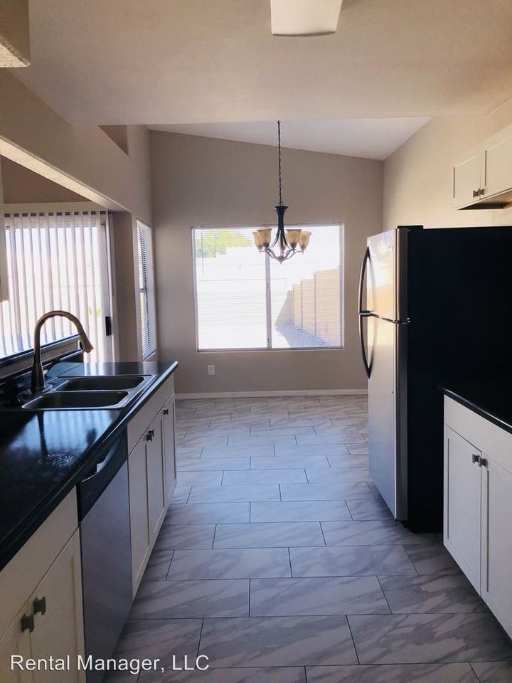 5852 E Norwood St - Photo 3 of 20