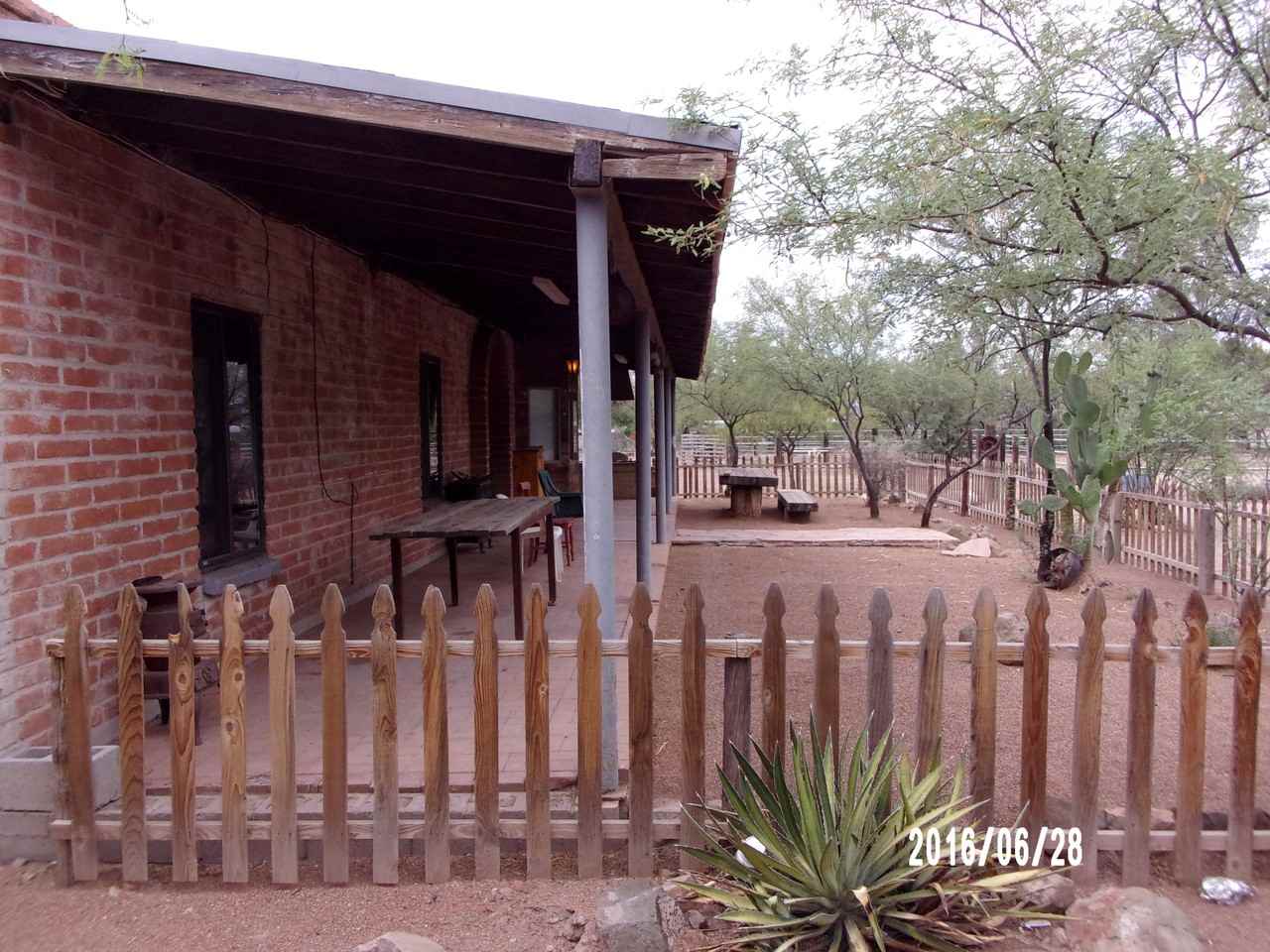 2810 S Cottonwood Ln - Photo 2 of 18