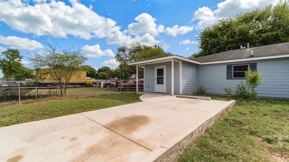 2228 Buffalo St - Photo 2 of 26