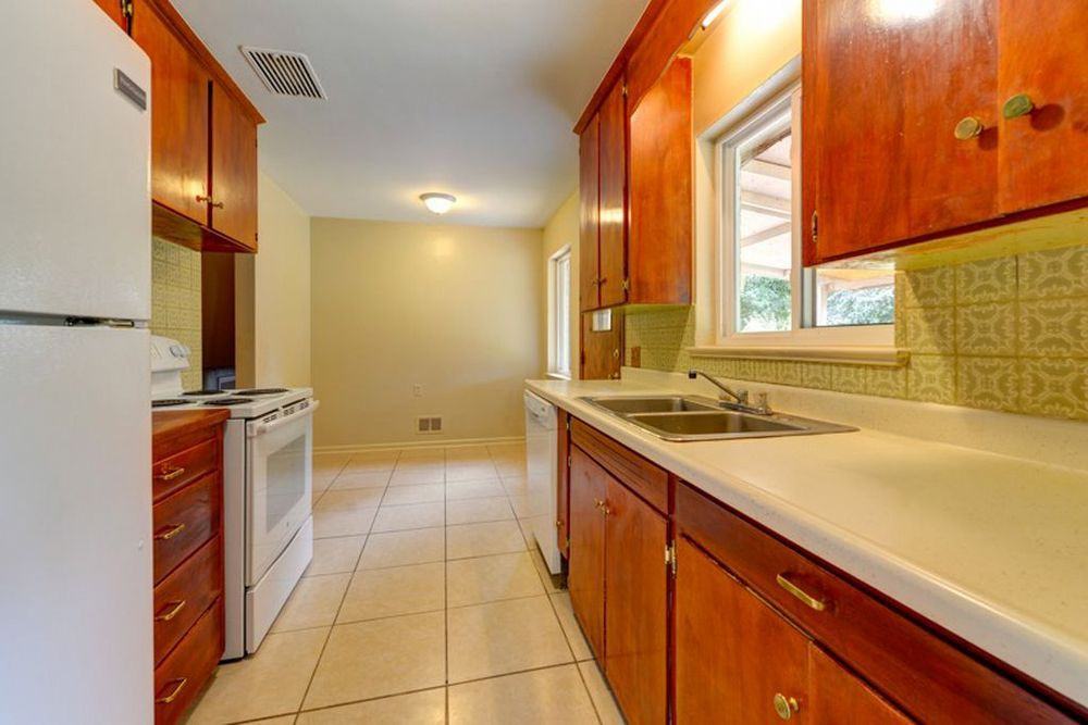 2372 Oakland Street - Photo 2 of 17