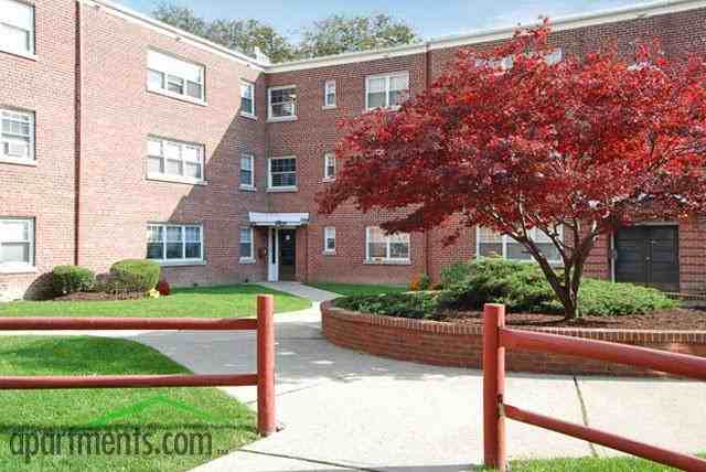 Arlington Court Apartments - Photo 2 of 9