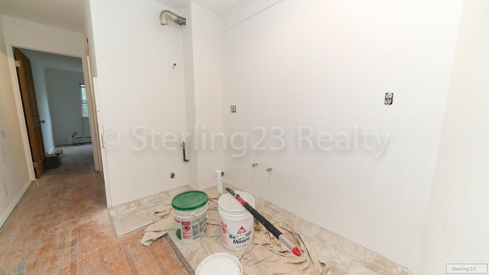 4319 43-19 Astoria Blvd N #2R - Photo 3 of 6