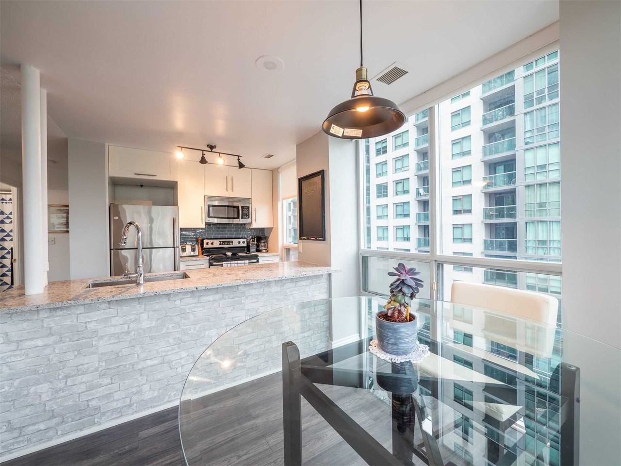 51 Lower Simcoe Street #608