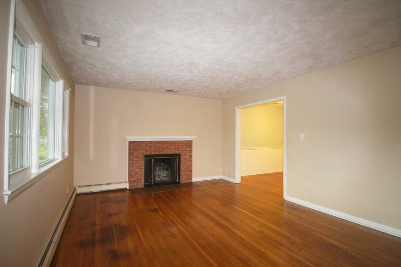 401 N Oak St - Photo 3 of 30