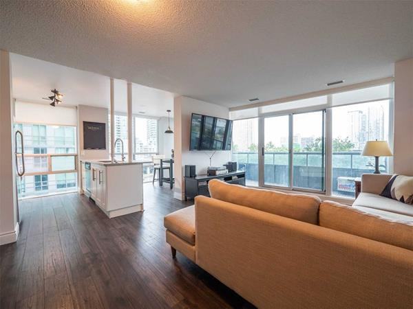 51 Lower Simcoe Street #609