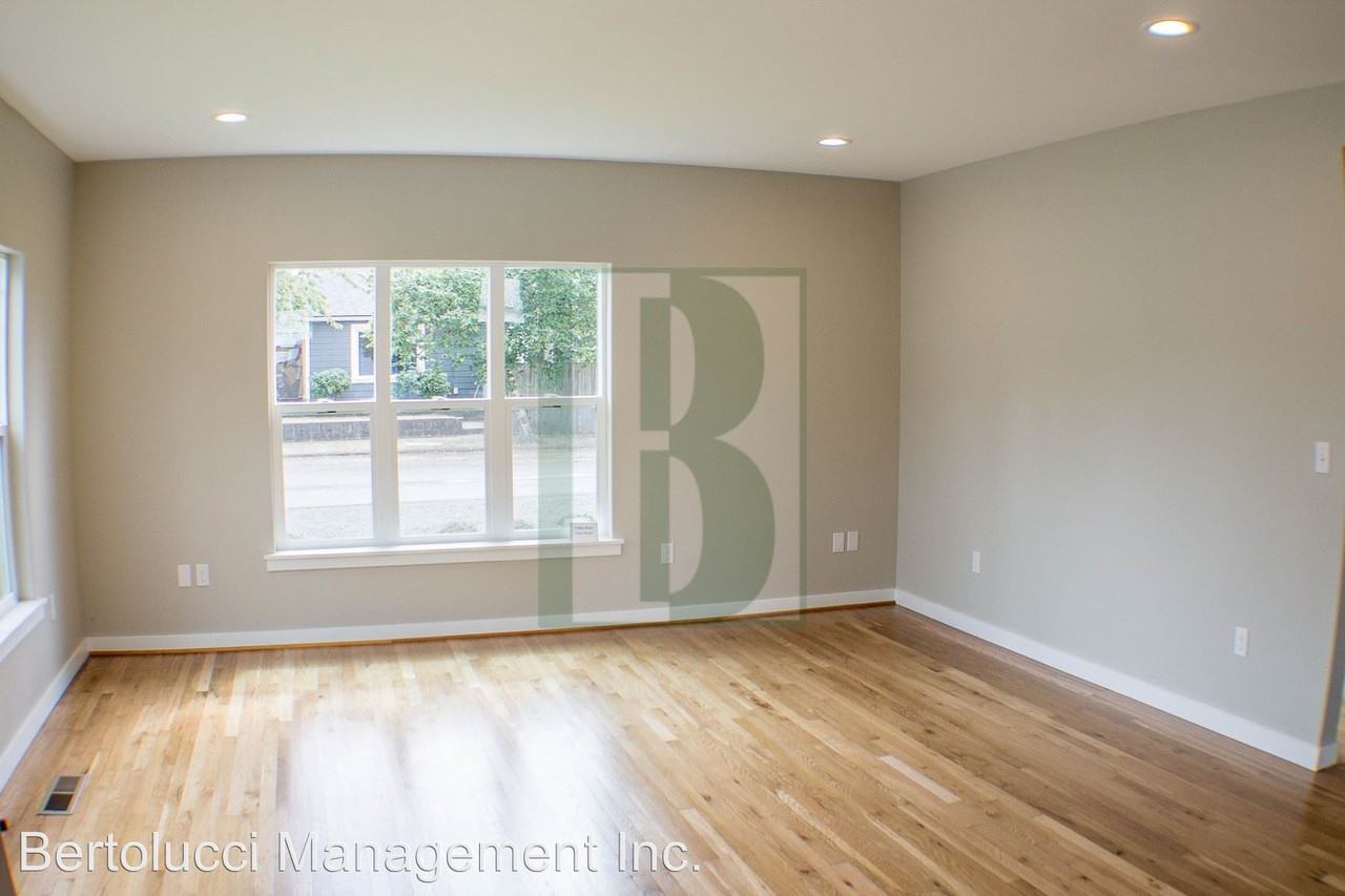 Duplex in Stayton - Photo 2 of 20