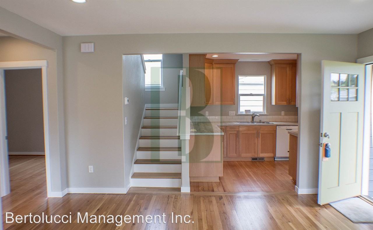 Duplex in Stayton - Photo 3 of 20