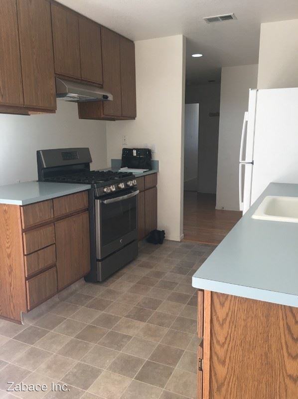 824 Donovan Ct - Photo 2 of 13