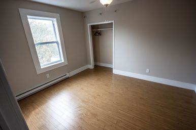 129 Craigmillar Ave. – Clean Tidy 2 Bdrm + Den Close to Downtown - Photo 3 of 11