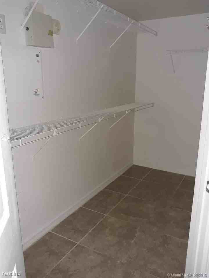 2560 Centergate Dr - Photo 2 of 7