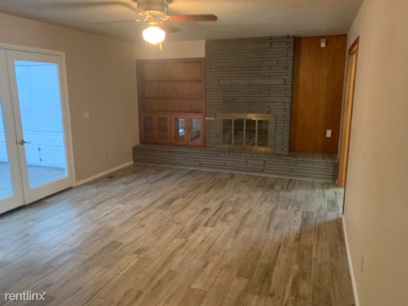 4628 Eastman Dr - Photo 2 of 11