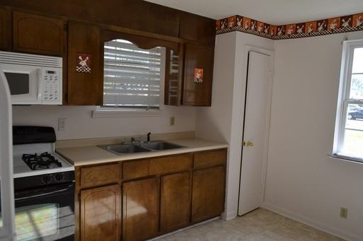 296 Pleasant St - Photo 3 of 16