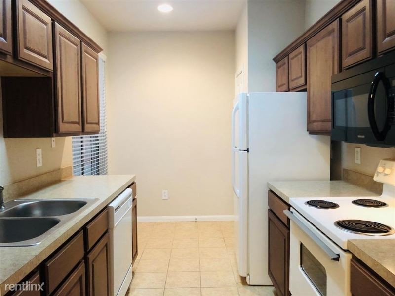 2255 Braeswood Park Dr 109 - Photo 3 of 13