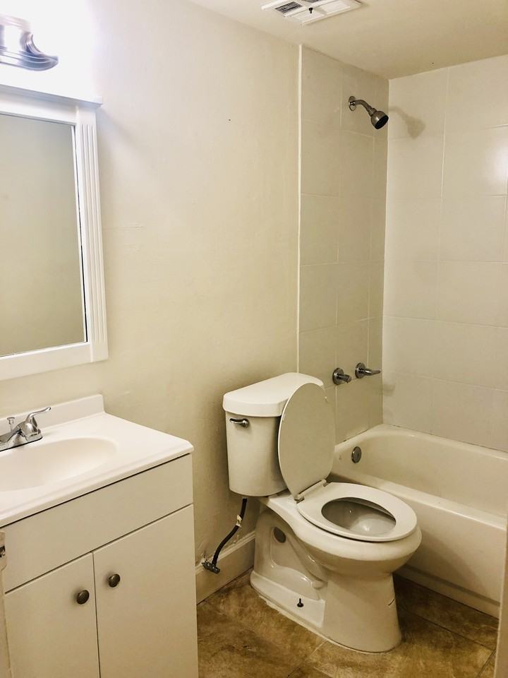 1805 W 56th St - Photo 2 of 12