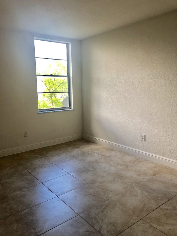 1805 W 56th St - Photo 3 of 12