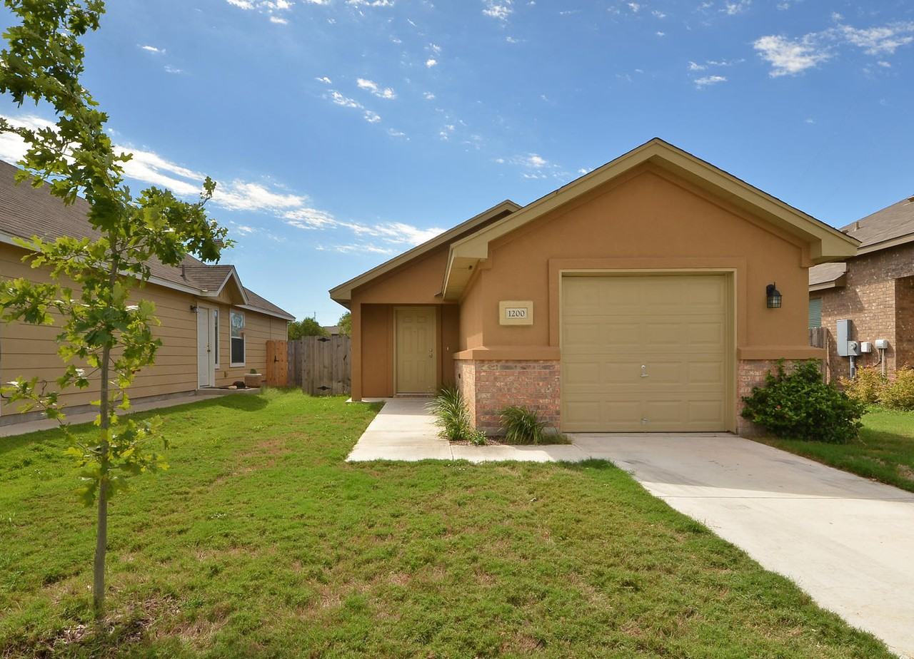 1200 Brendon Lee Ln - Photo 2 of 32