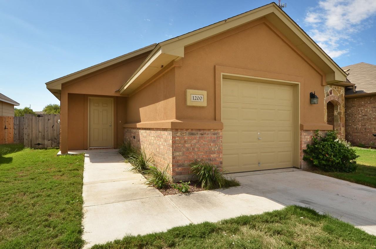 1200 Brendon Lee Ln - Photo 3 of 32