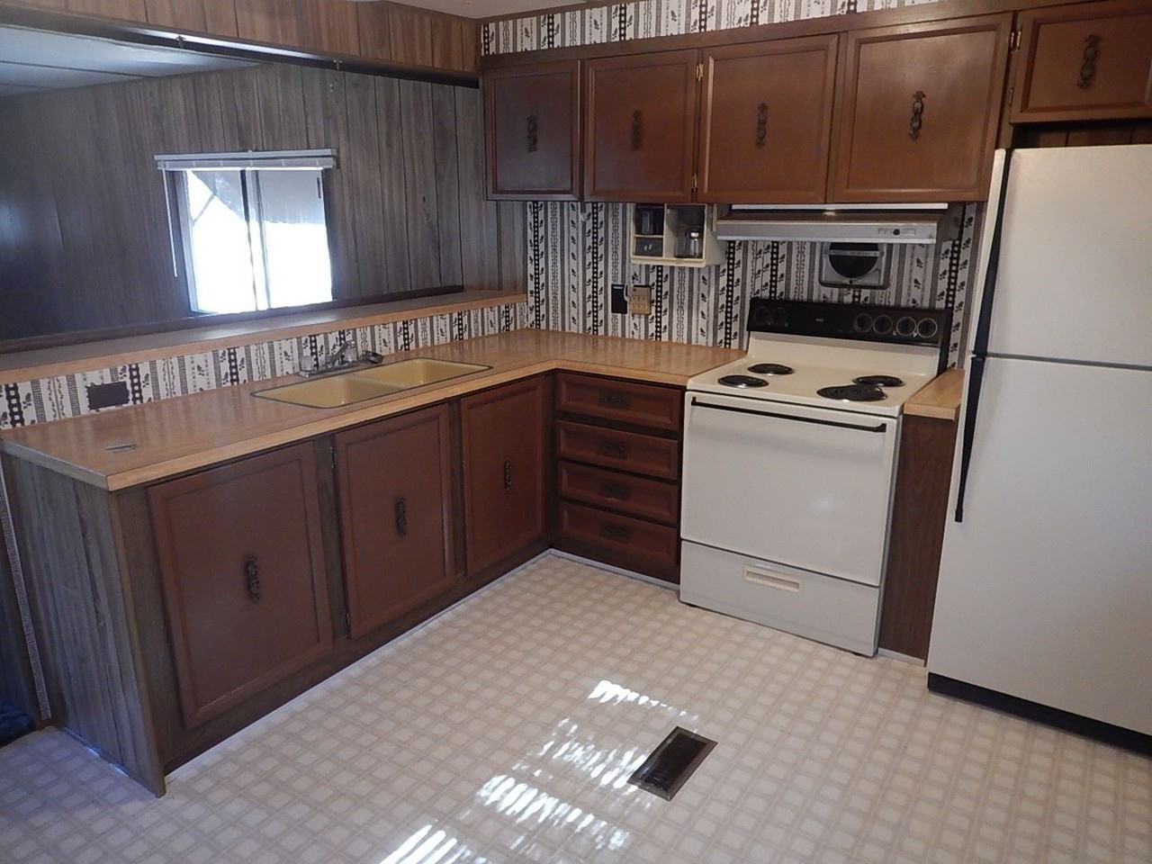 8012 Se Hood Circle - Photo 3 of 9