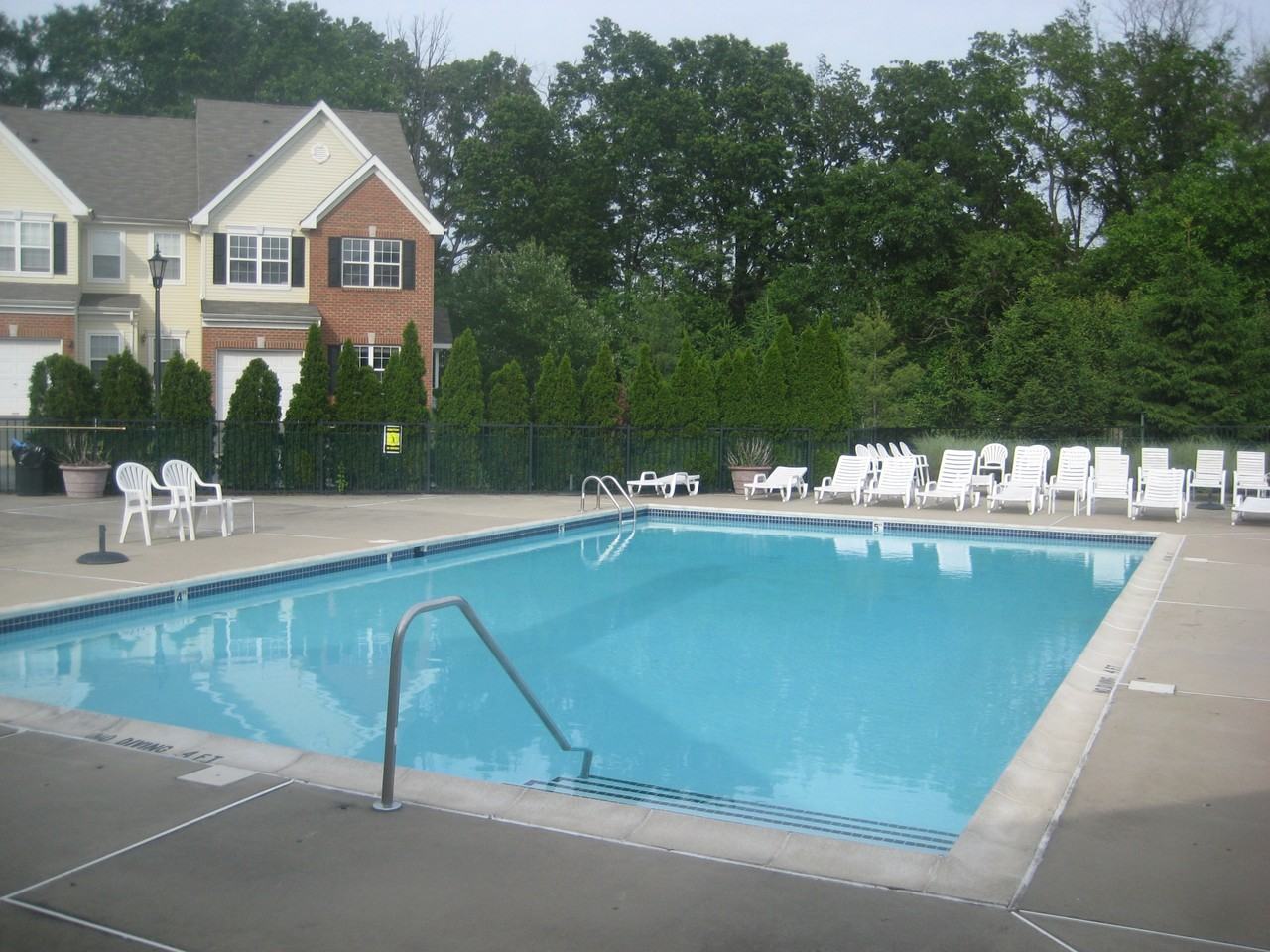 233 Lucy Ct - Photo 2 of 12