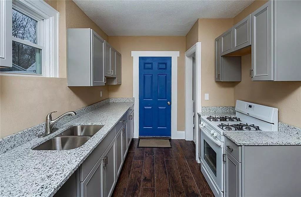 905 24th St - Photo 2 of 14