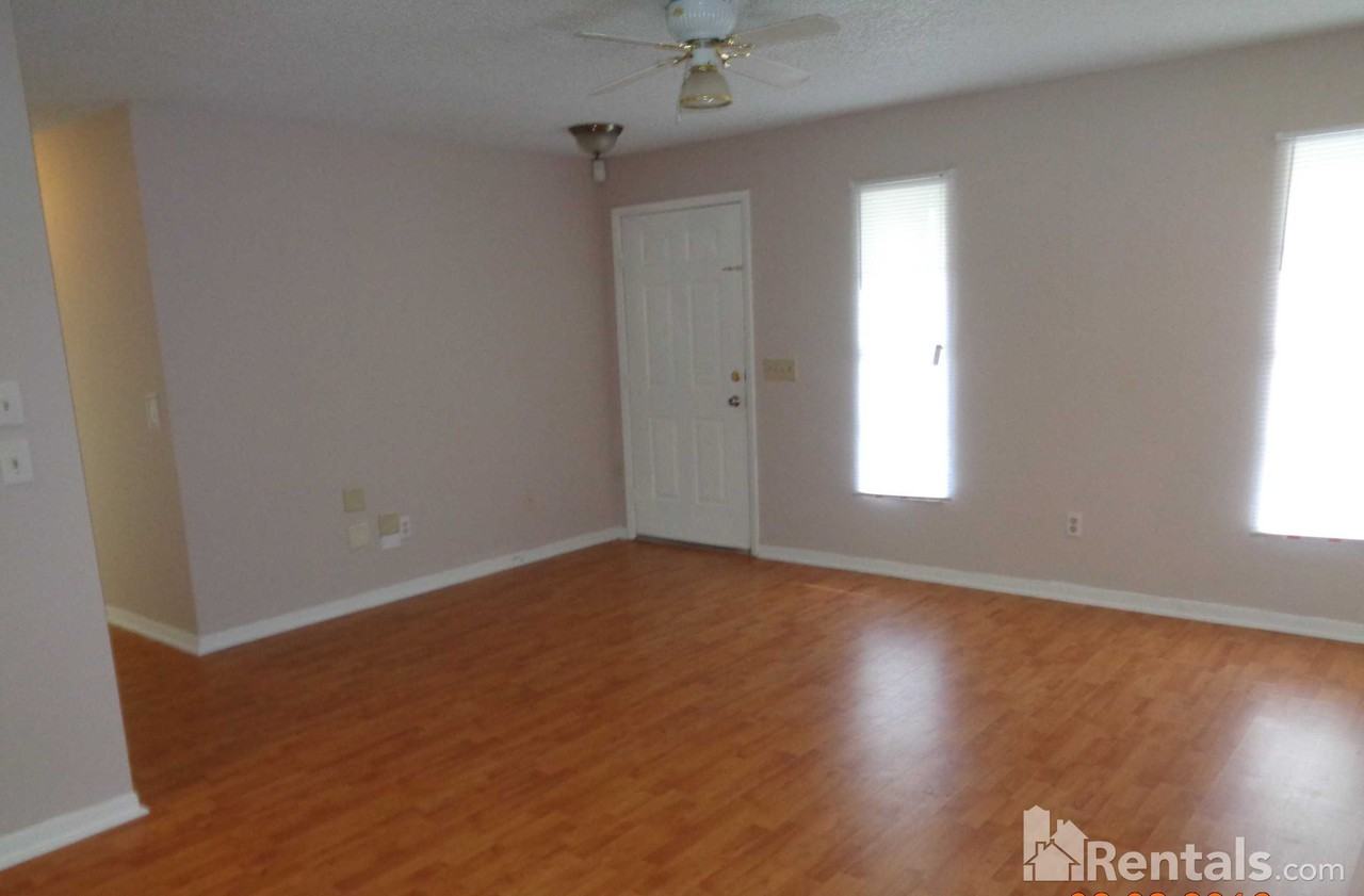 21617 Southwood Dr - Photo 3 of 10