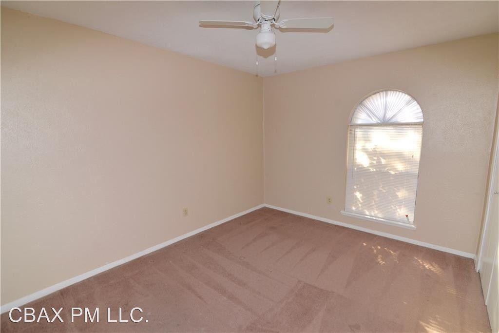 805 Cambridge Dr - Photo 2 of 5