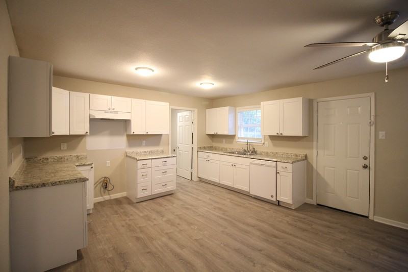 304 Ocean Dr - Photo 3 of 17