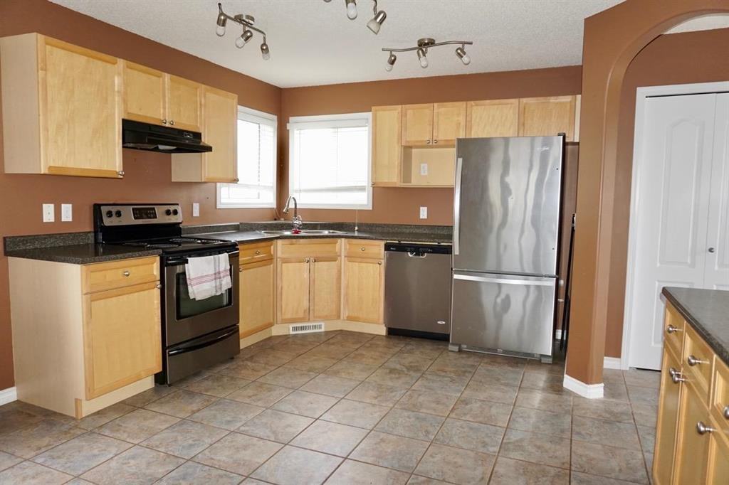5507 45 St - Photo 2 of 17