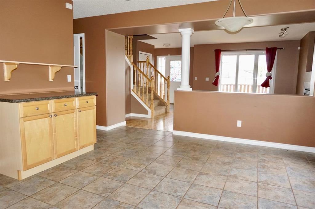 5507 45 St - Photo 3 of 17