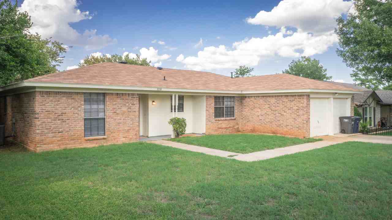 1008 Fox River Ln - Photo 3 of 24