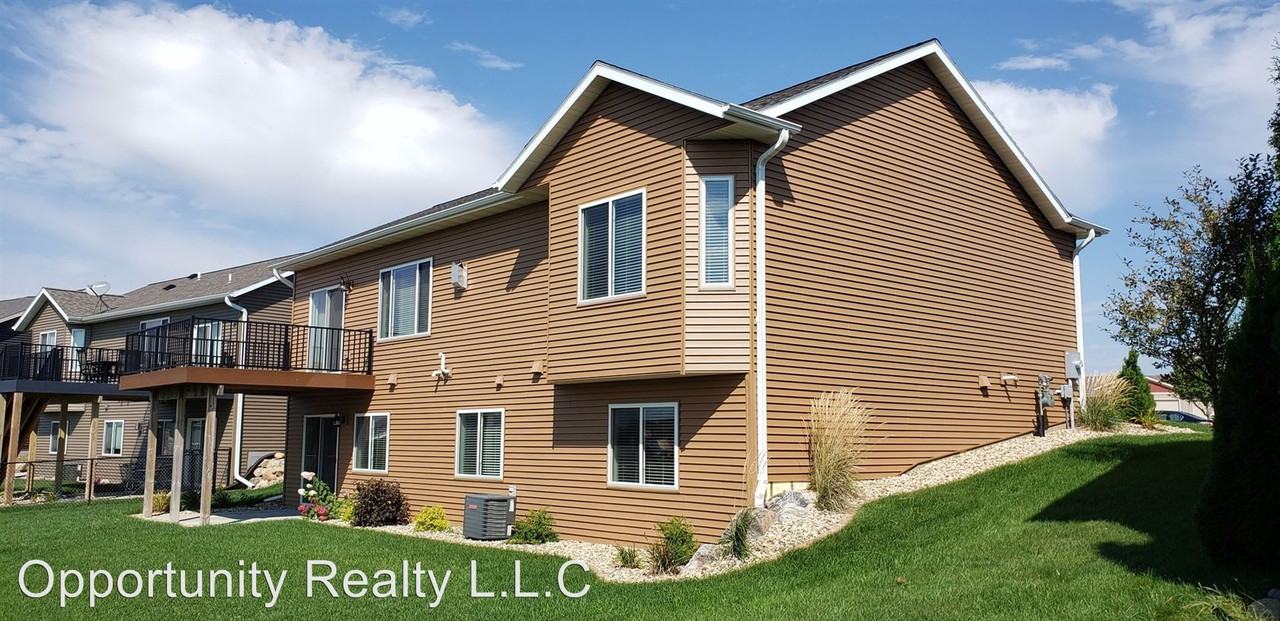 427 15th Ave Ne - Photo 3 of 14