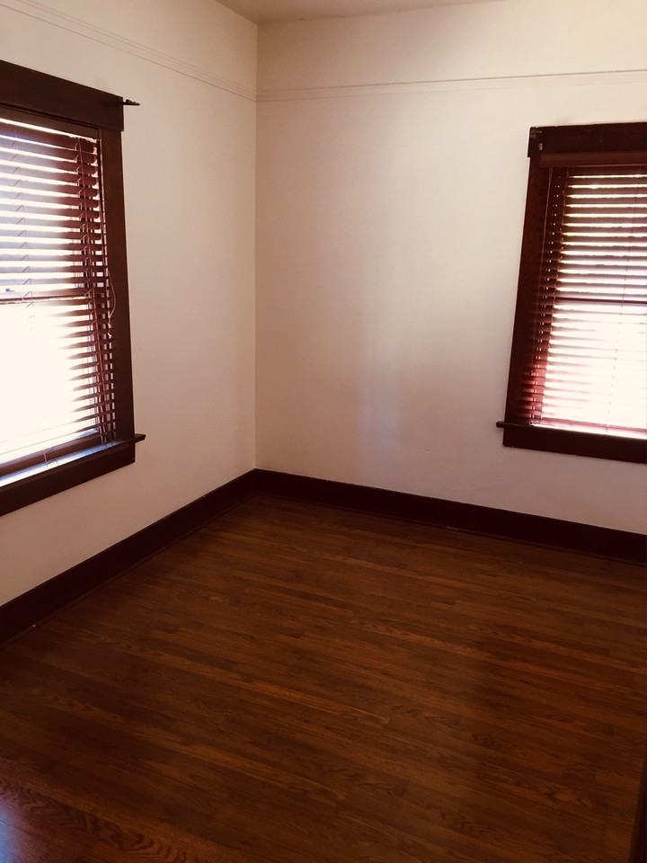 346 E 18th St - Photo 2 of 3