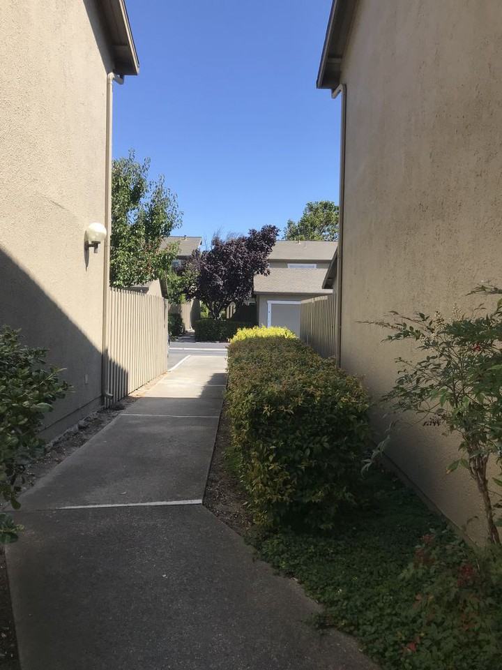 1045 Grebe St - Photo 3 of 25