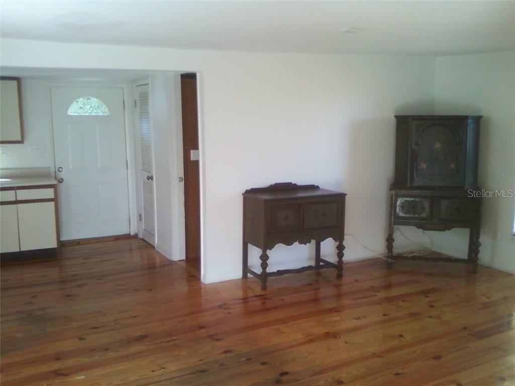 7205 S Manhattan Avenue - Photo 2 of 8