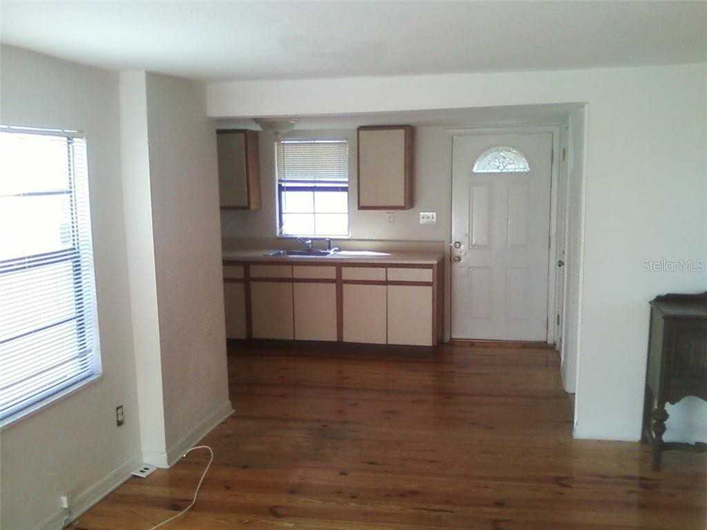 7205 S Manhattan Avenue - Photo 3 of 8