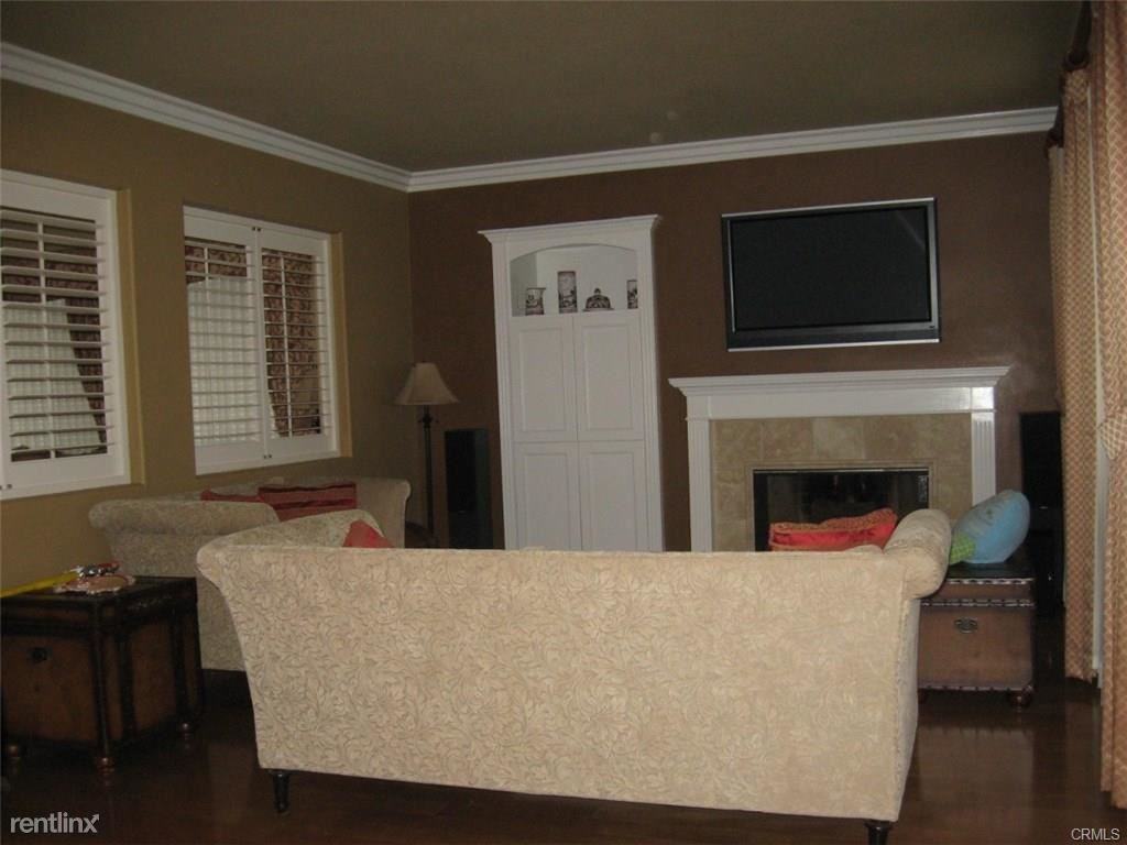 8820 E Crestview Ln - Photo 3 of 10