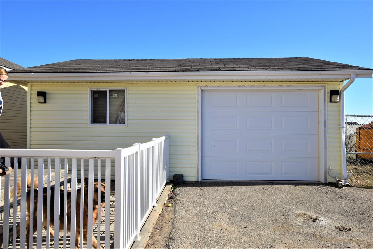 41 Meadowplace Crescent East - Photo 2 of 22