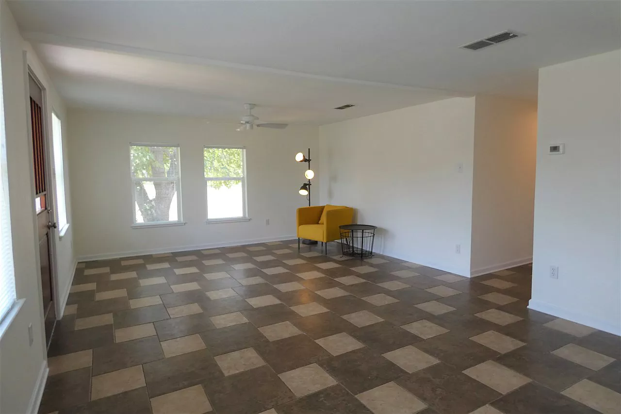 1007 E Wallace St - Photo 3 of 5